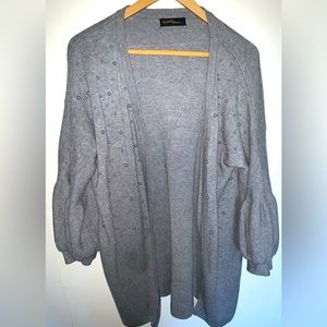 💙Open front cardigan. Features silver pearl accents and beautiful sleeve detail